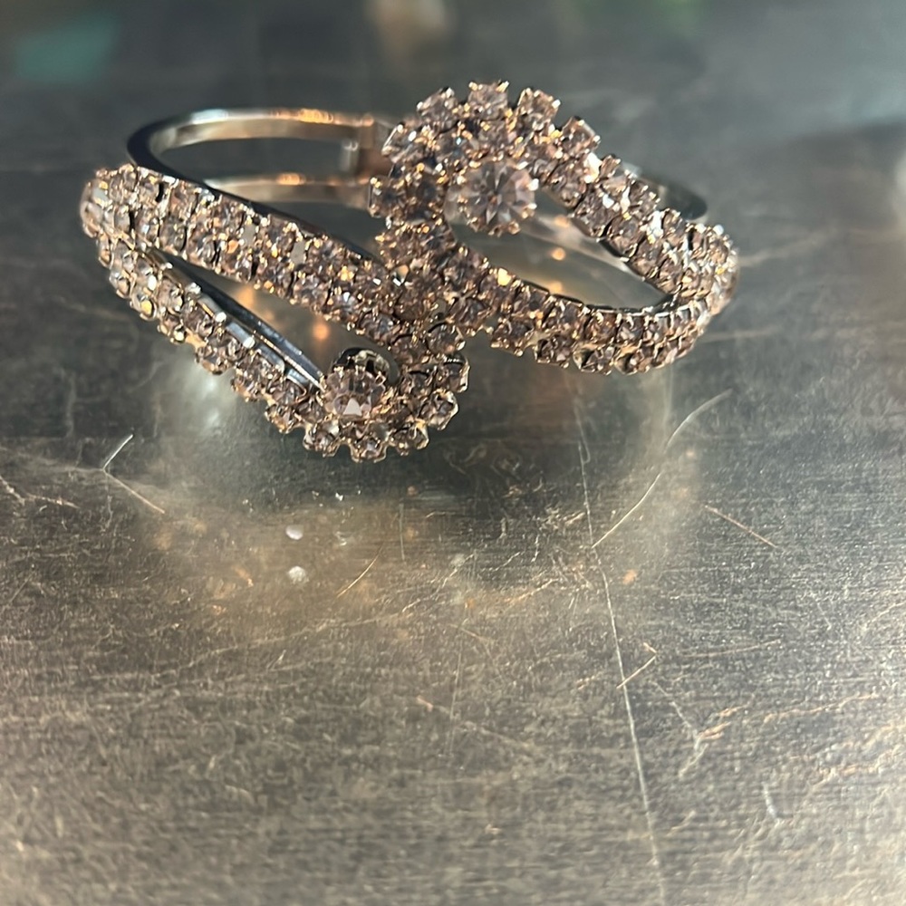 Rhinestone clamper 2.5 circumference silver tone